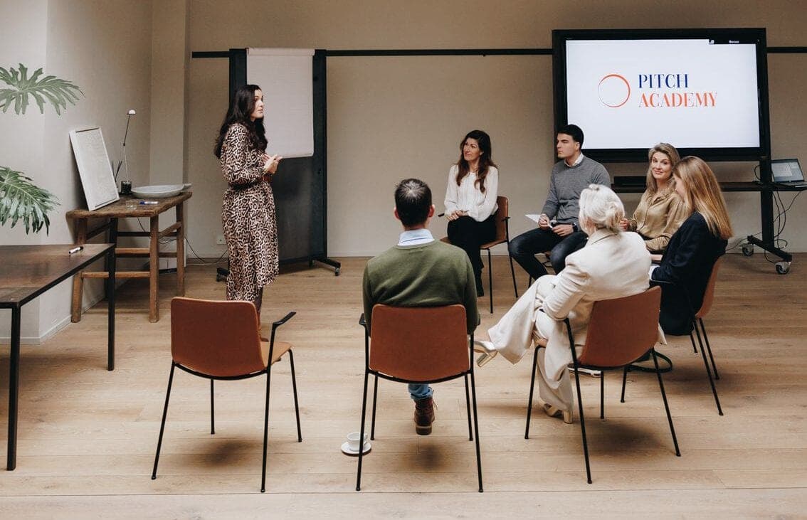 Professionals van verschillende organisaties werken samen tijdens een groepsdag
