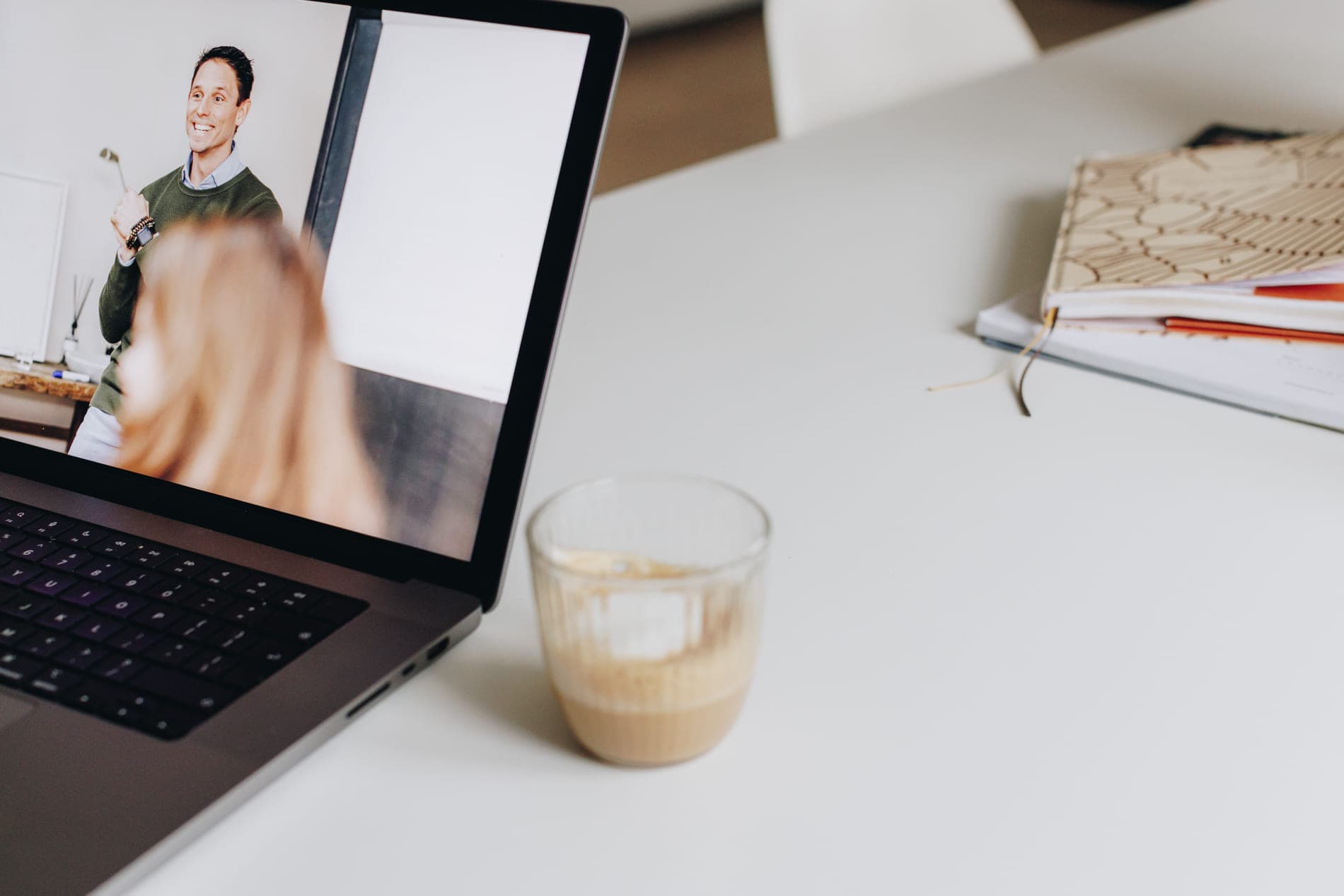 Deelnemer volgt een e-learning van Pitch Academy achter de laptop
