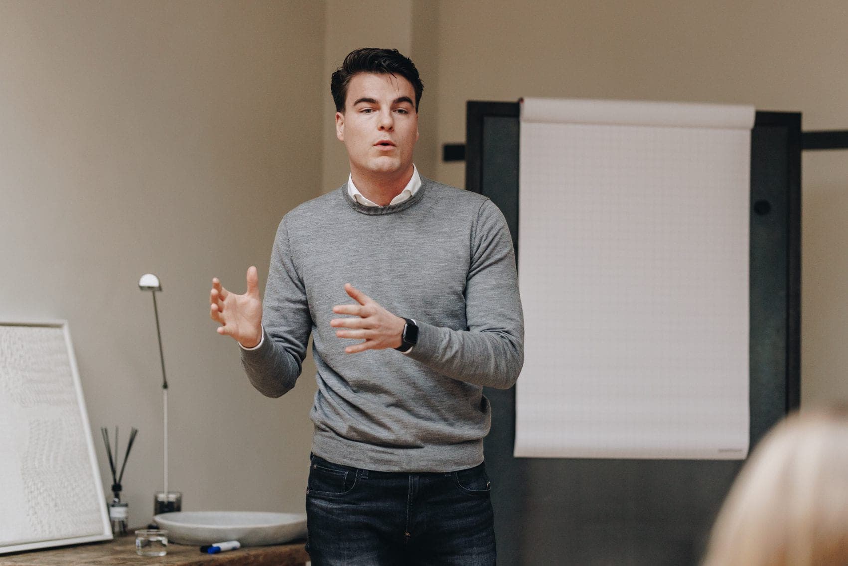 Trainer vertelt een verhaal bij de flip-over