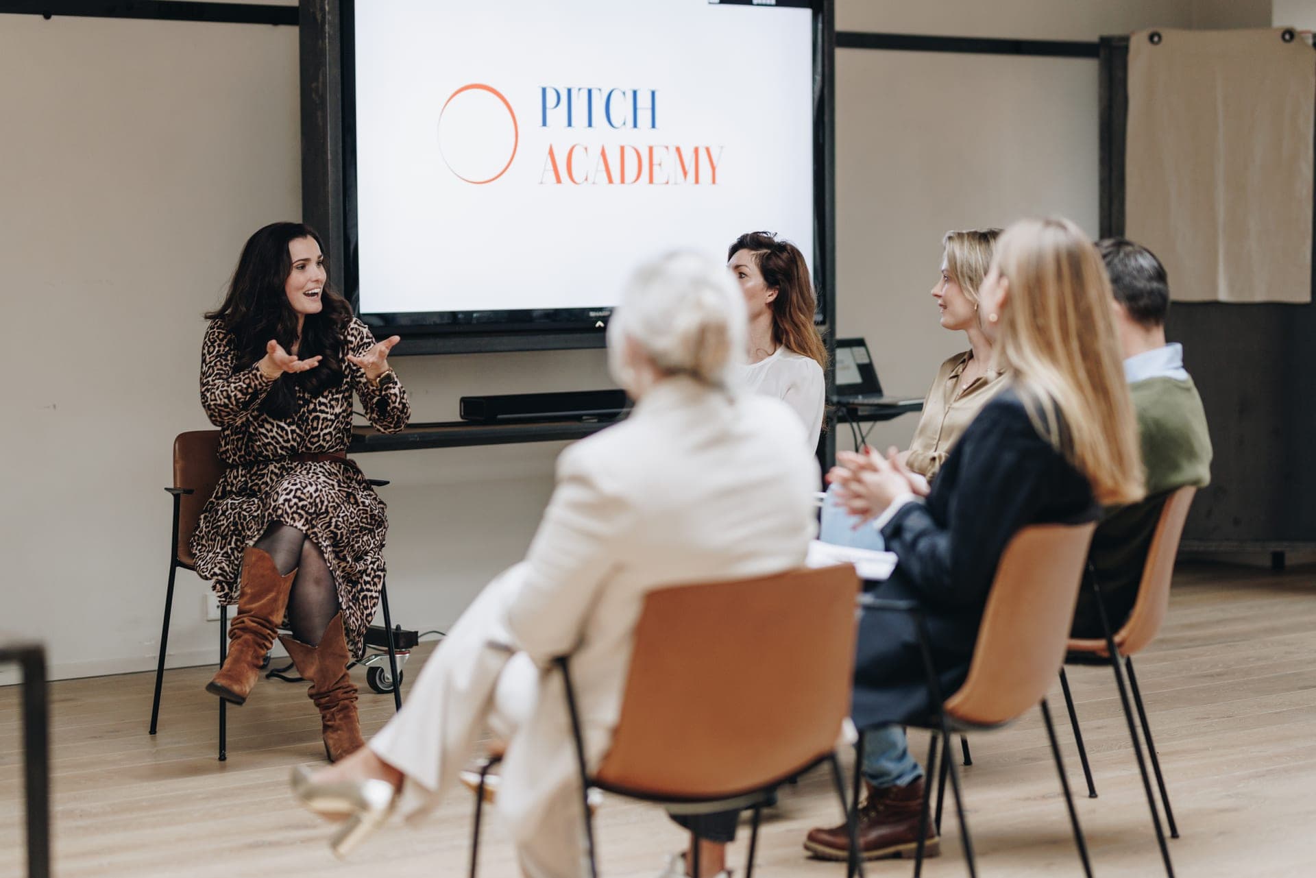 Deelnemers volgen samen een training van Pitch Academy