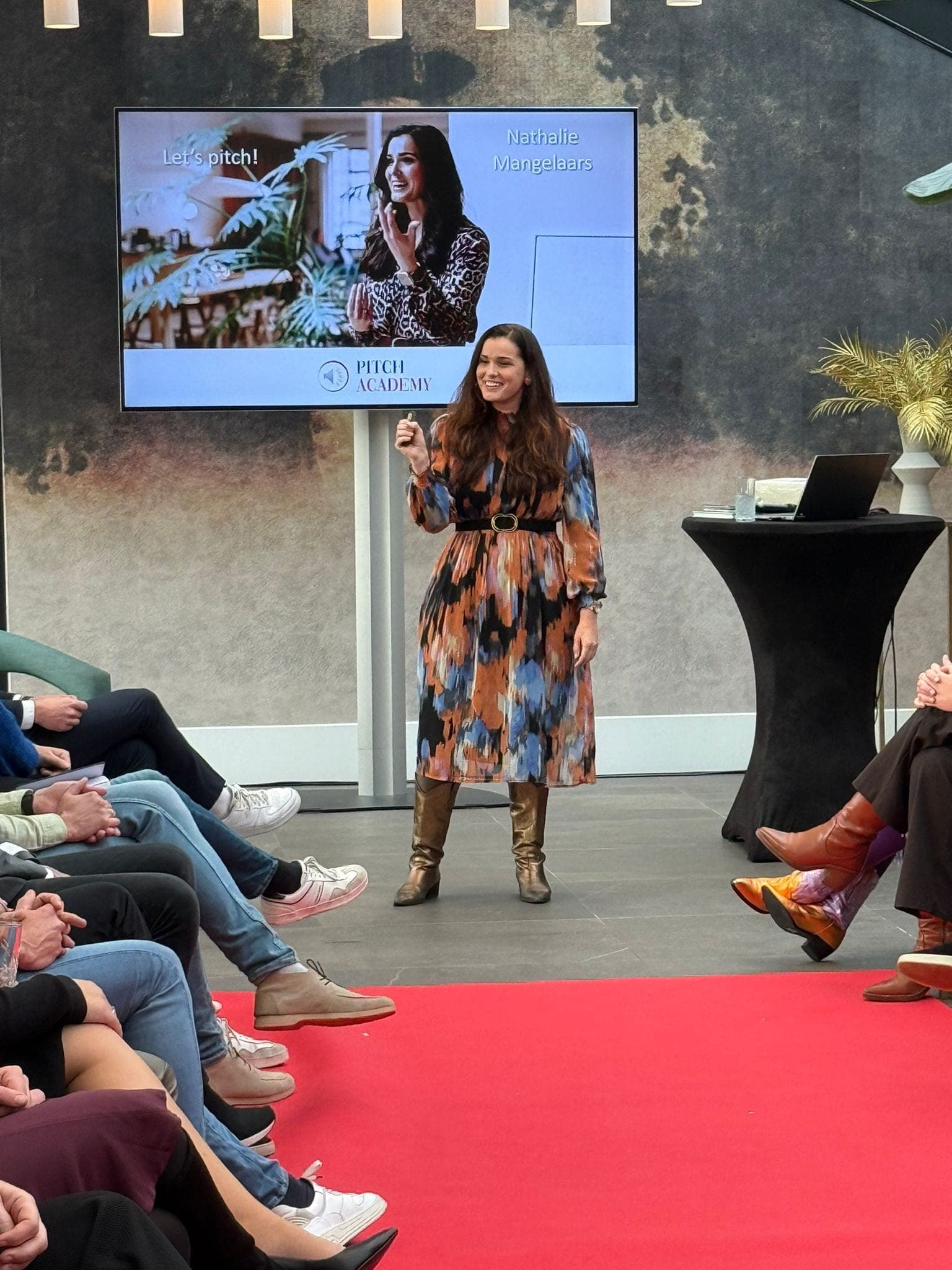 Trainer en deelnemer werken rustig samen aan een presentatie