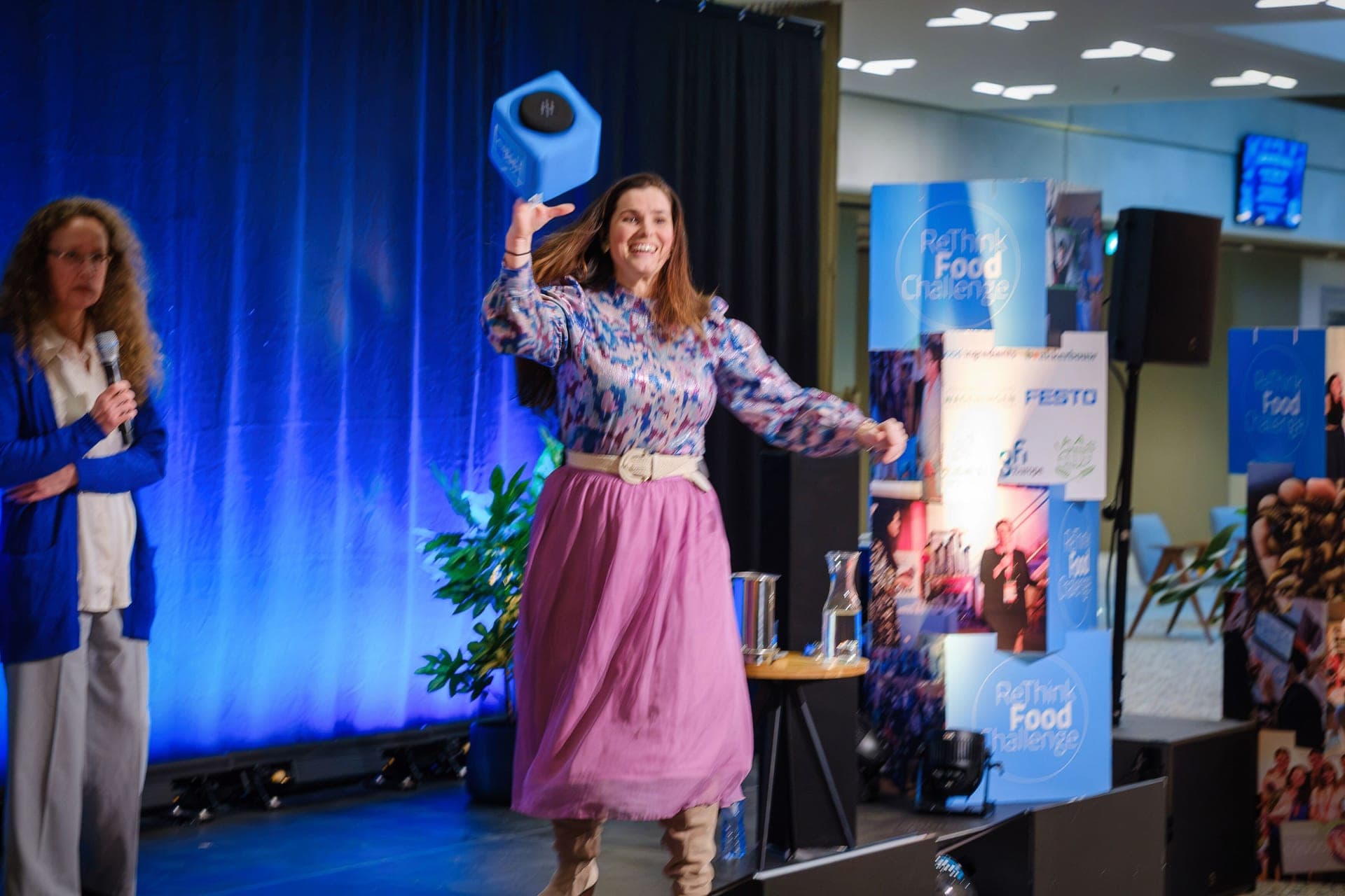 Deelnemers werken in een workshop aan een creatieve presentatie