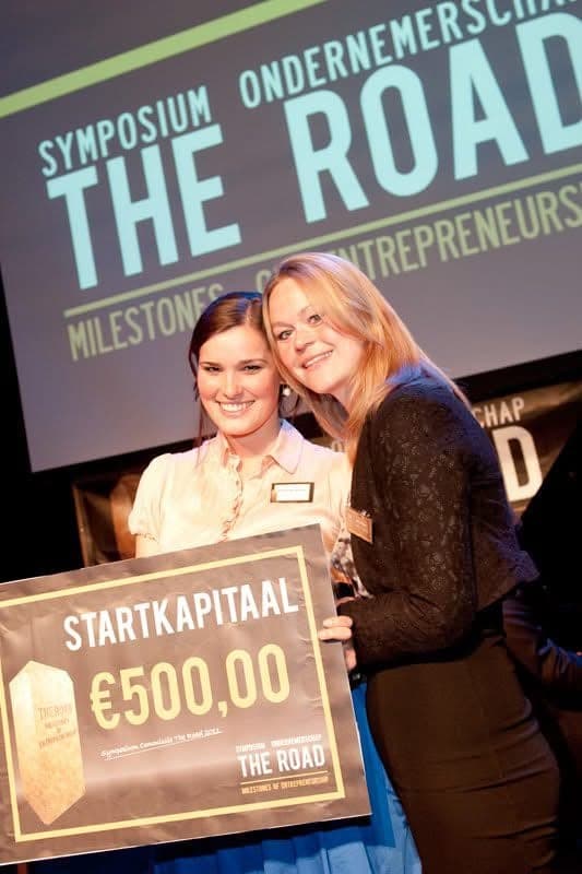 Nathalie met de cheque voor het startkapitaal op het ondernemerssymposium The Road