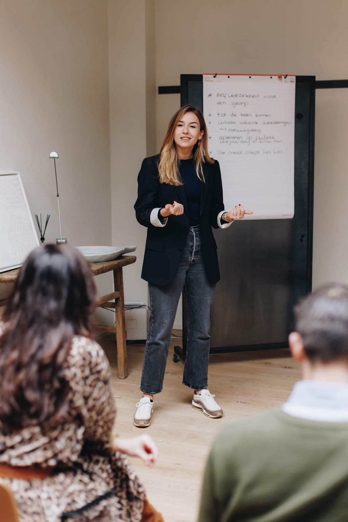 Deelnemer pitcht op het podium tijdens het NK Pitchen, met de aftelklok op 59 seconden