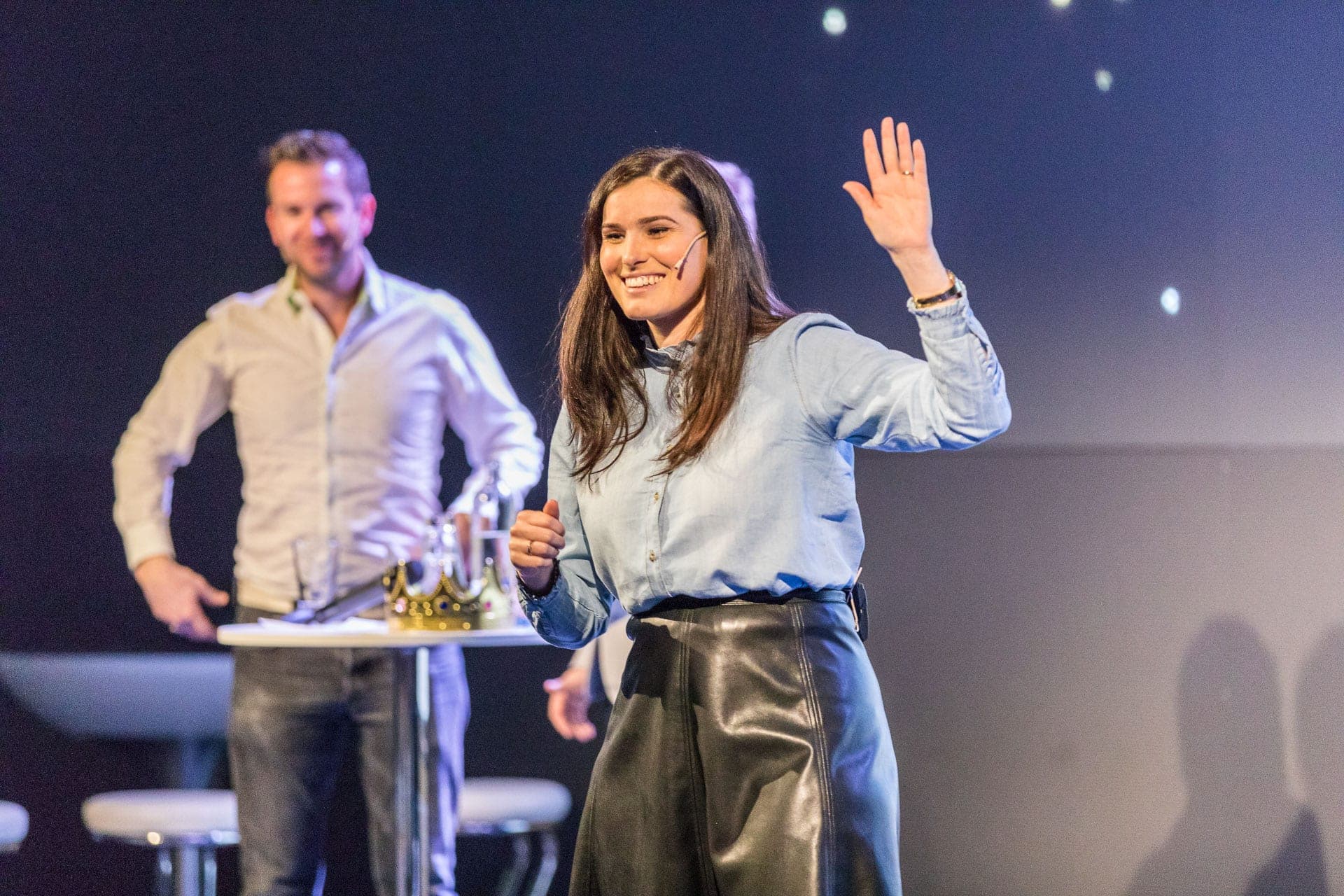 Deelnemers zitten in een kring en doen actief mee