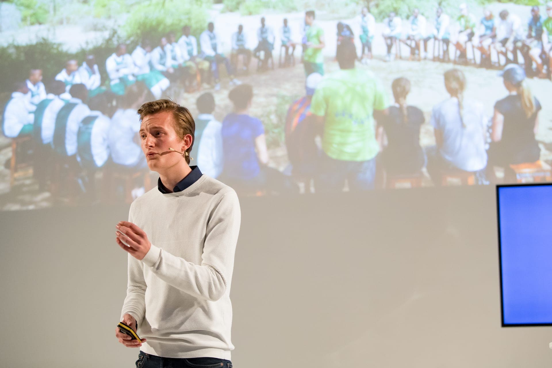 Deelnemer werkt op een laptop aan de opbouw van een presentatie