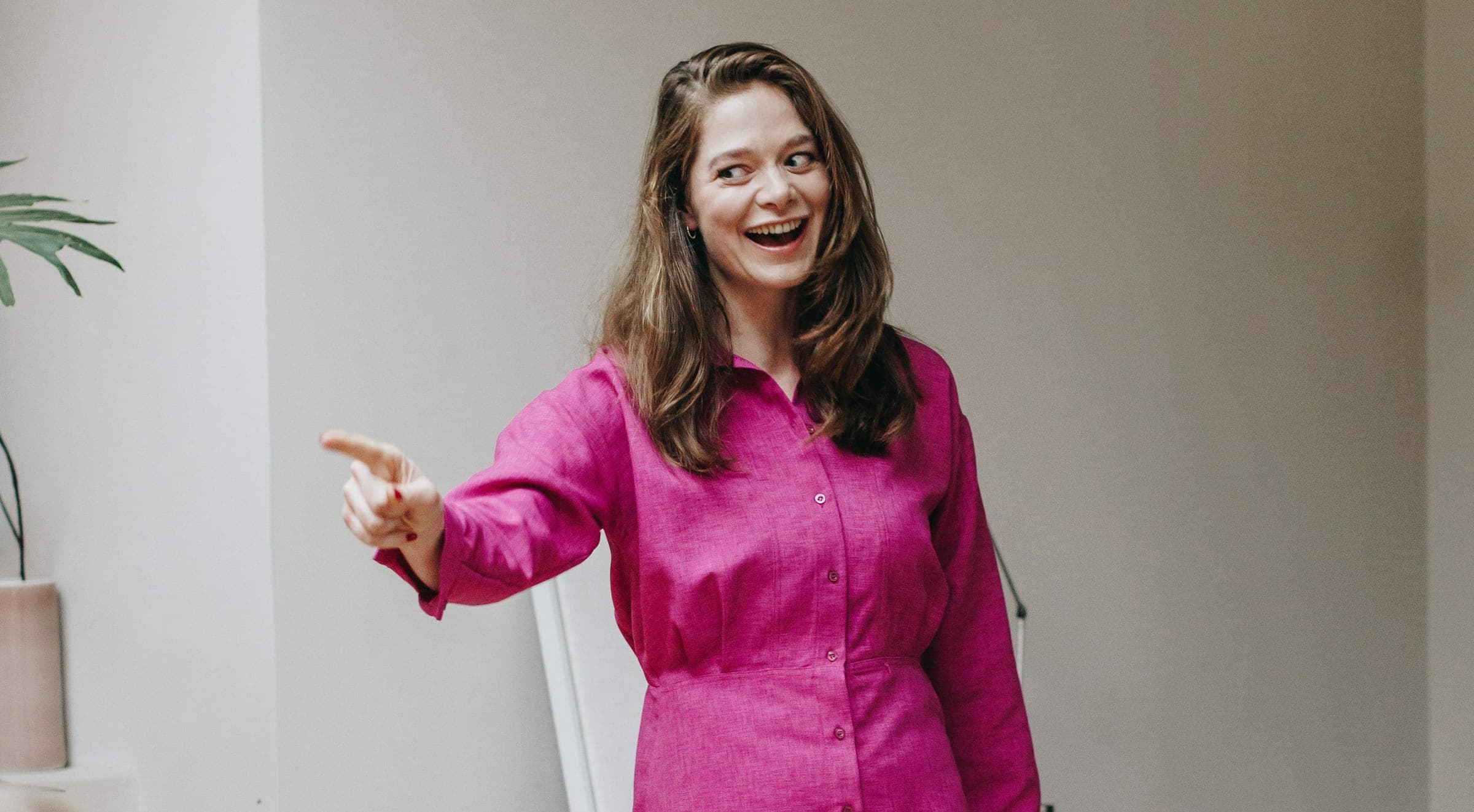 Deelnemer wijst lachend naar haar publiek tijdens het pitchen