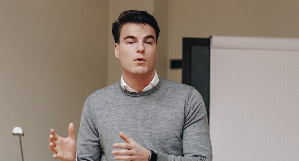 Ondernemer oefent de pitch over zijn bedrijf