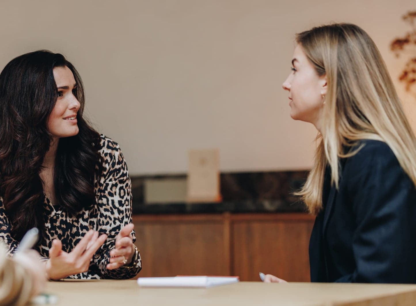 Nathalie in gesprek met een deelnemer aan tafel