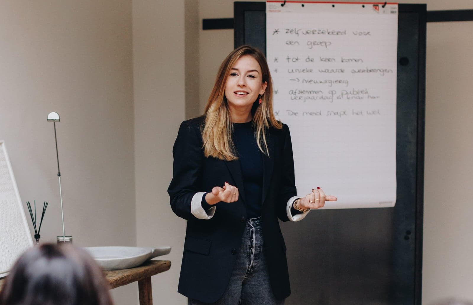 Deelnemer presenteert bij de flip-over tijdens een trainingsdag