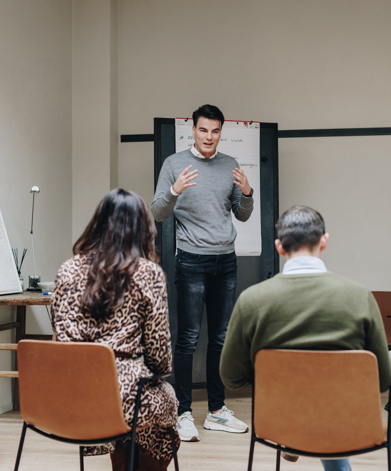 Een deelnemer presenteert voor zijn collega's tijdens een presentatietraining