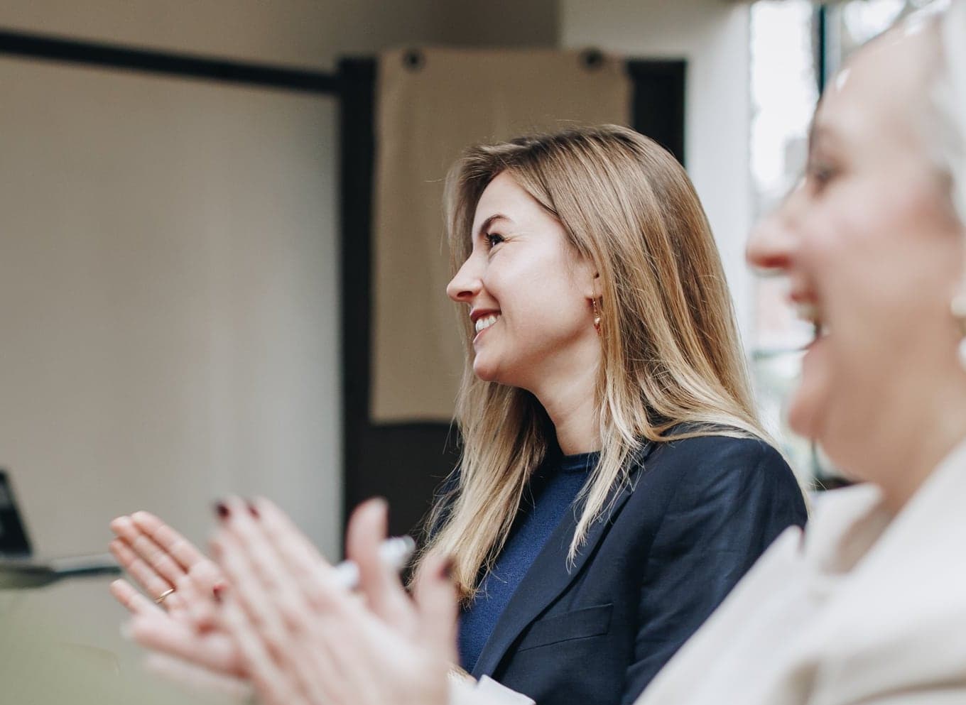 Deelnemers applaudisseren tijdens een storytelling training