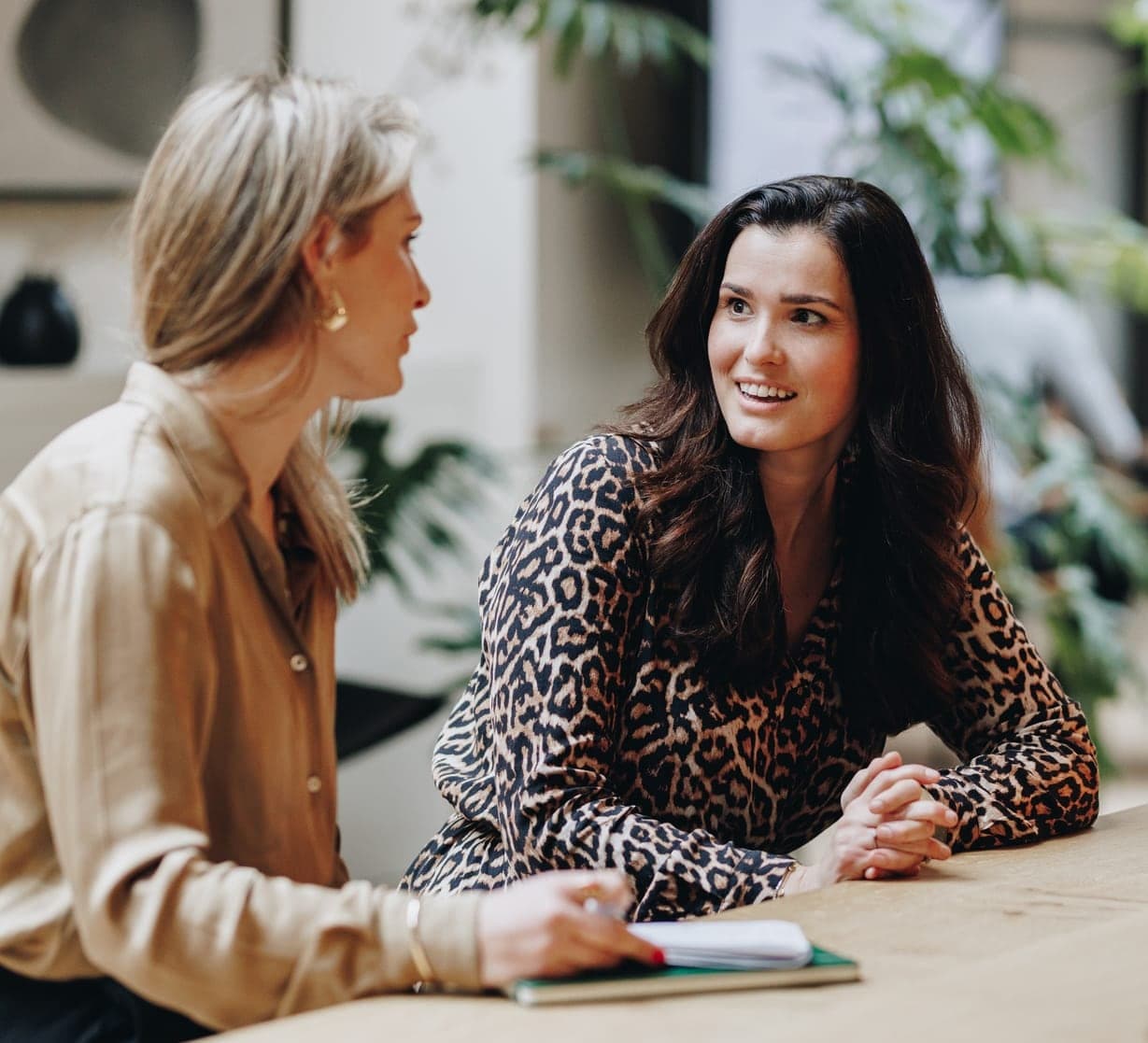 Deelnemer in gesprek met haar coach tijdens het programma
