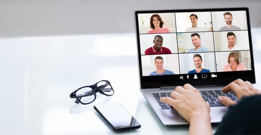 Laptop met een videocall met deelnemers van een online pitchtraining