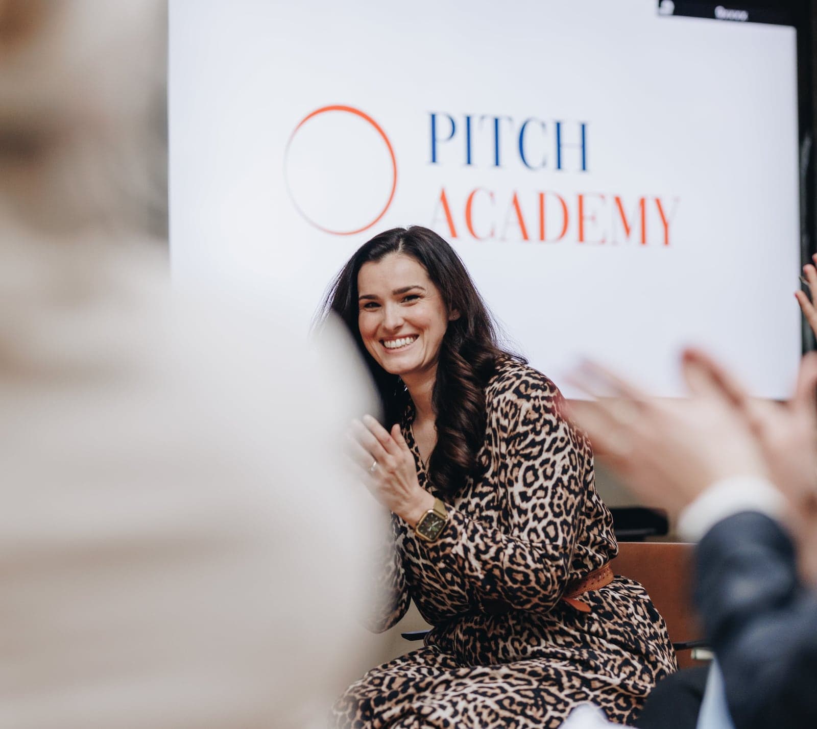 Trainer staat bij de flip-over voor de groep tijdens een training van Pitch Academy