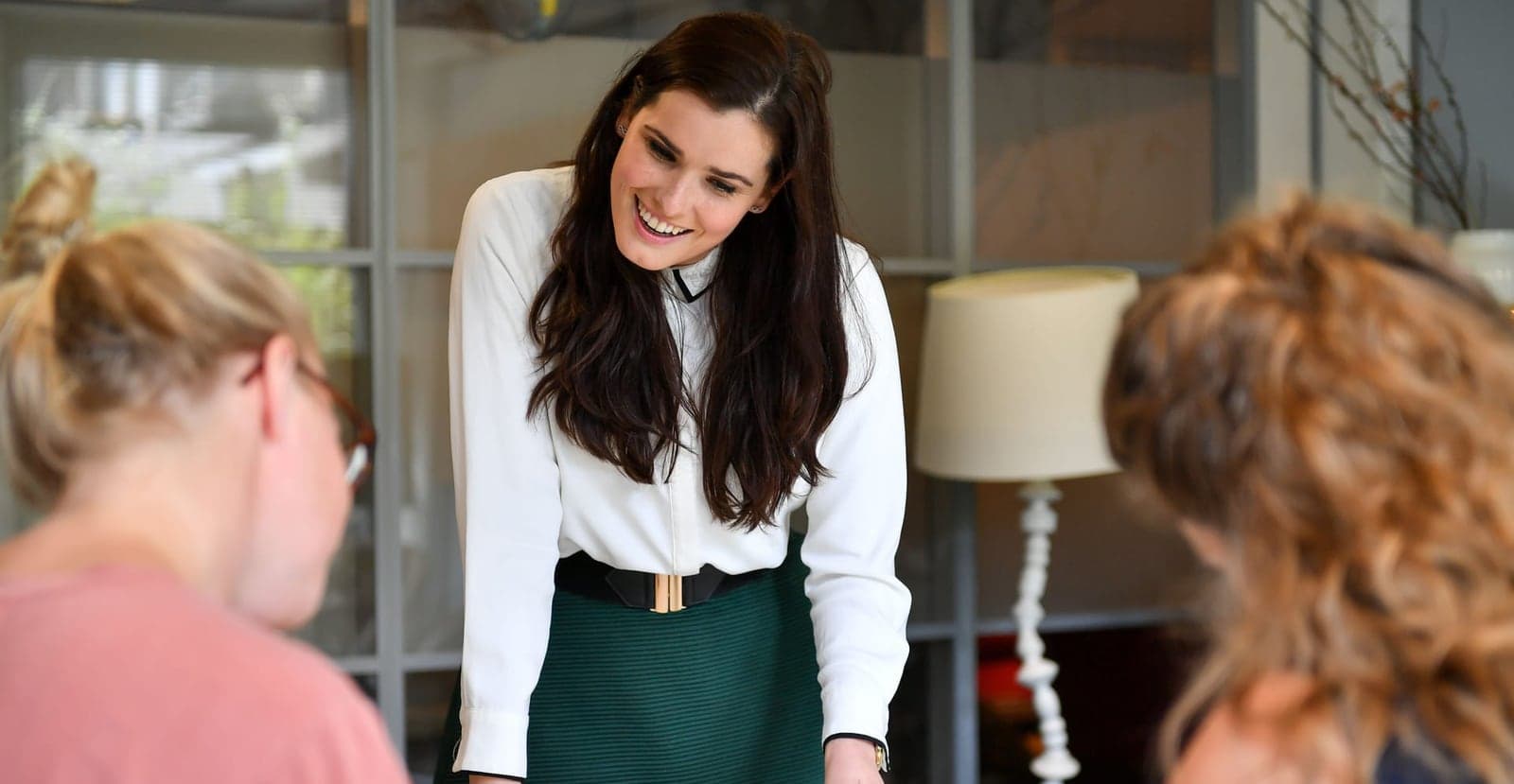 Nathalie geeft deelnemers feedback aan tafel