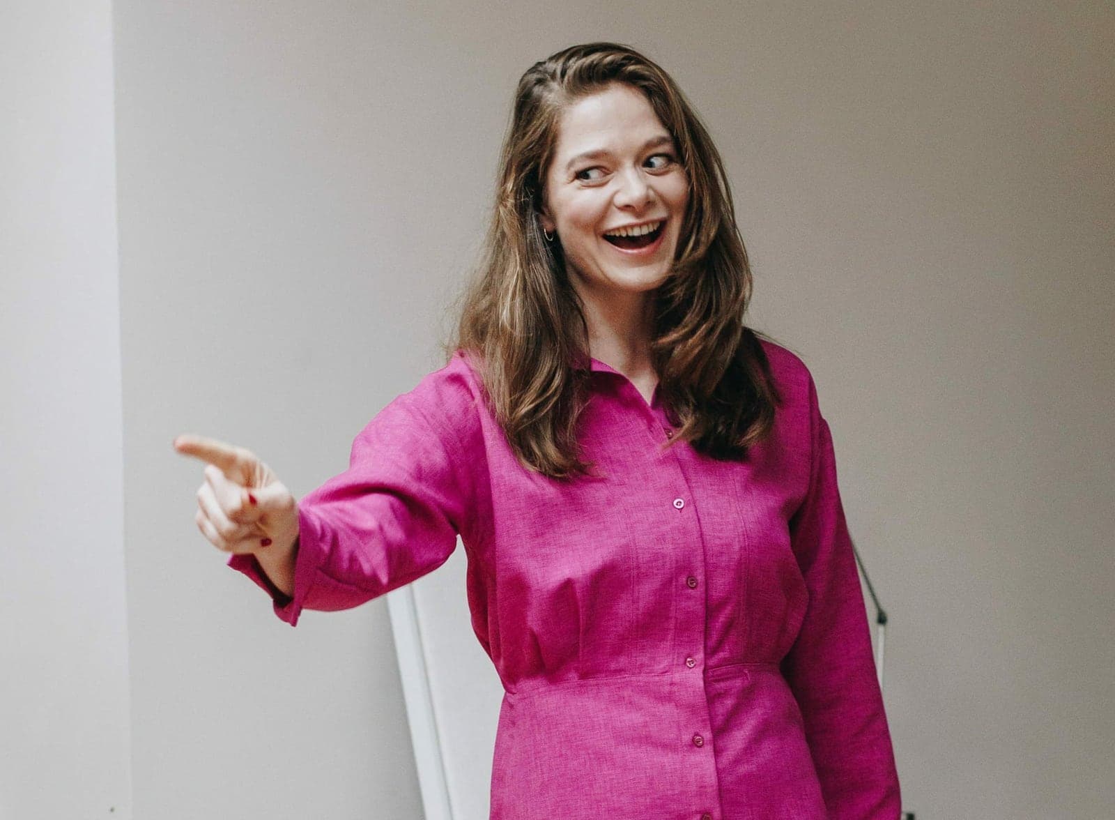 Deelnemer geeft vol energie haar pitch