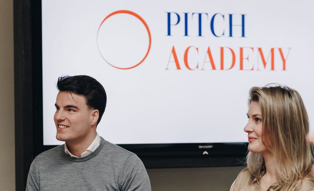 Team volgt samen een training van Pitch Academy