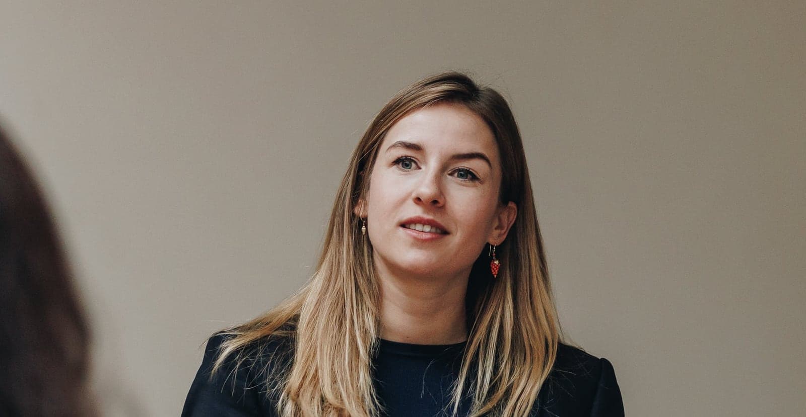 Deelnemer presenteert zichzelf met haar aantekeningen in de hand