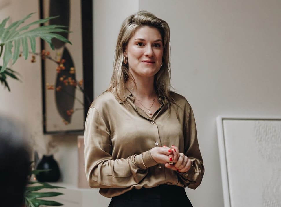 Deelnemer staat voor de groep tijdens de spreekangst training