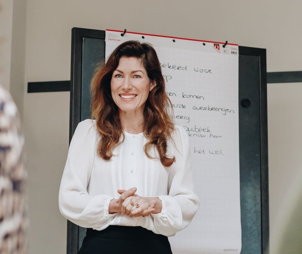 Deelnemers applaudisseren voor een collega die net haar pitch gaf