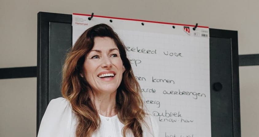 Deelnemer presenteert bij de flip-over