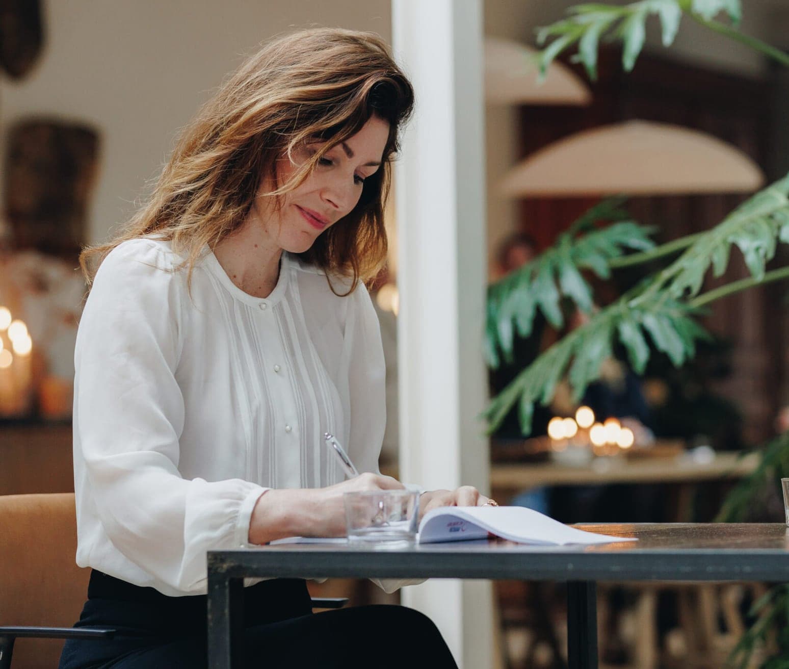 Twee deelnemers werken aan tafel aan hun presentatie