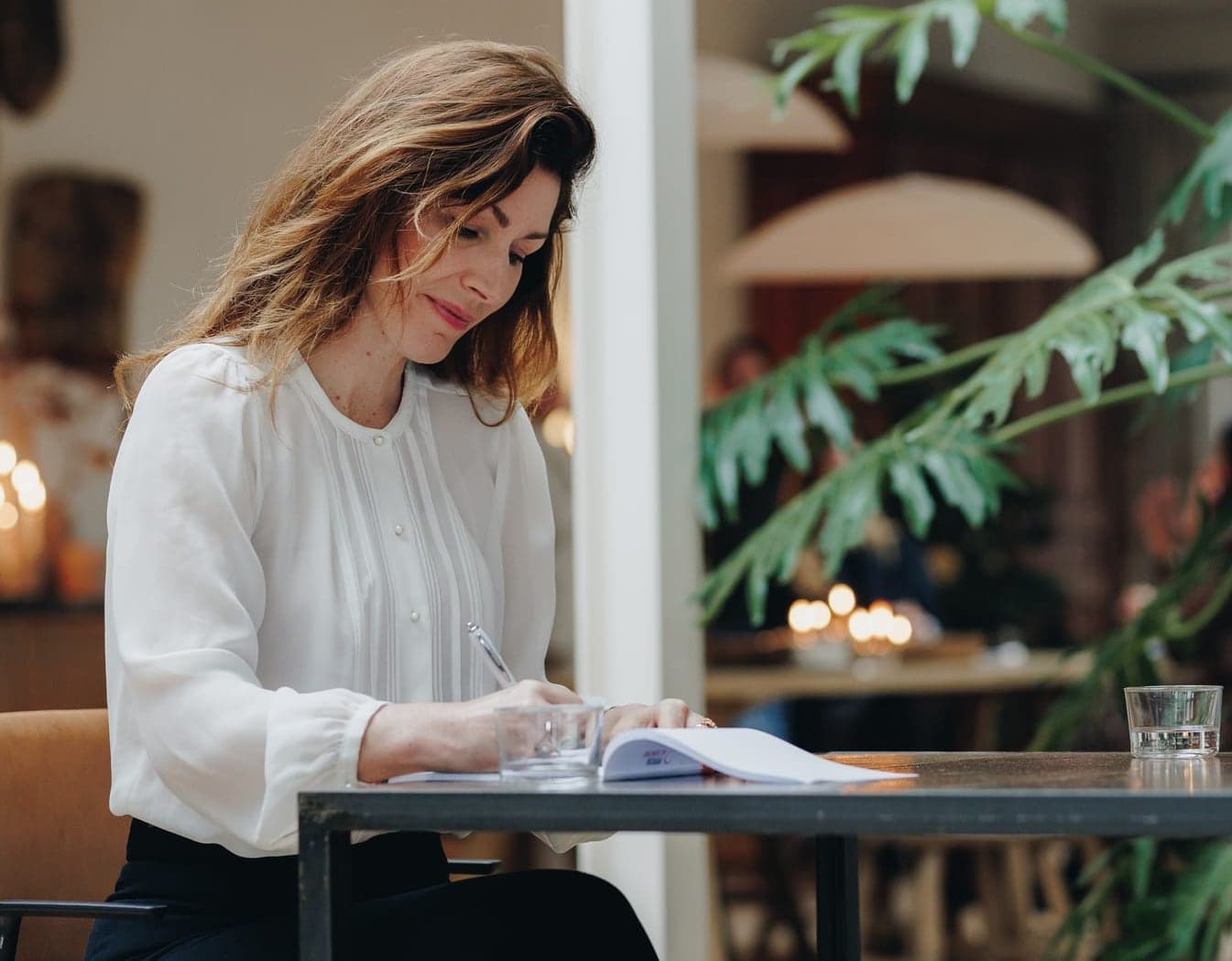 Trainer en deelnemer werken samen aan een pitch