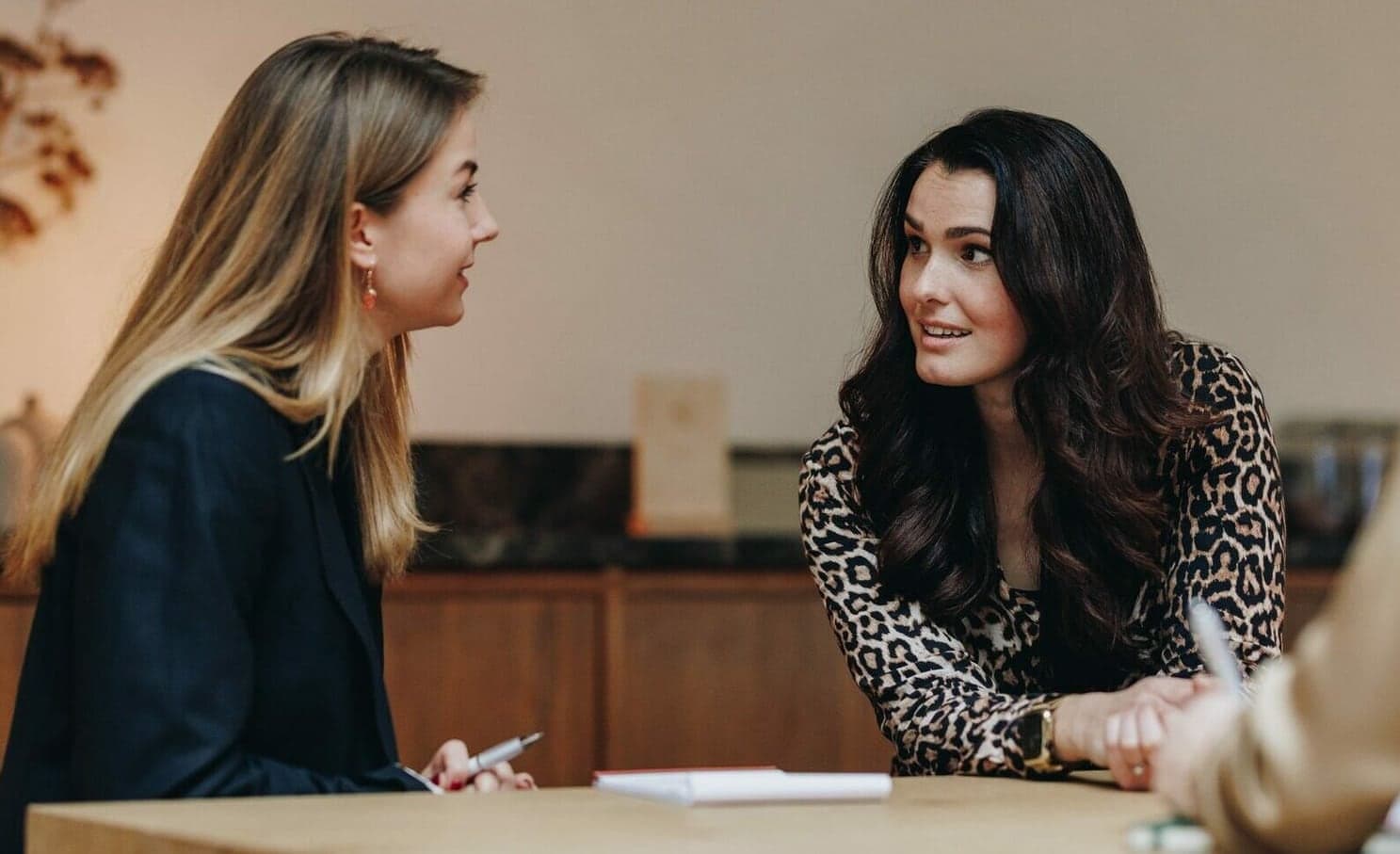 Twee deelnemers werken aan tafel aan hun verhaal