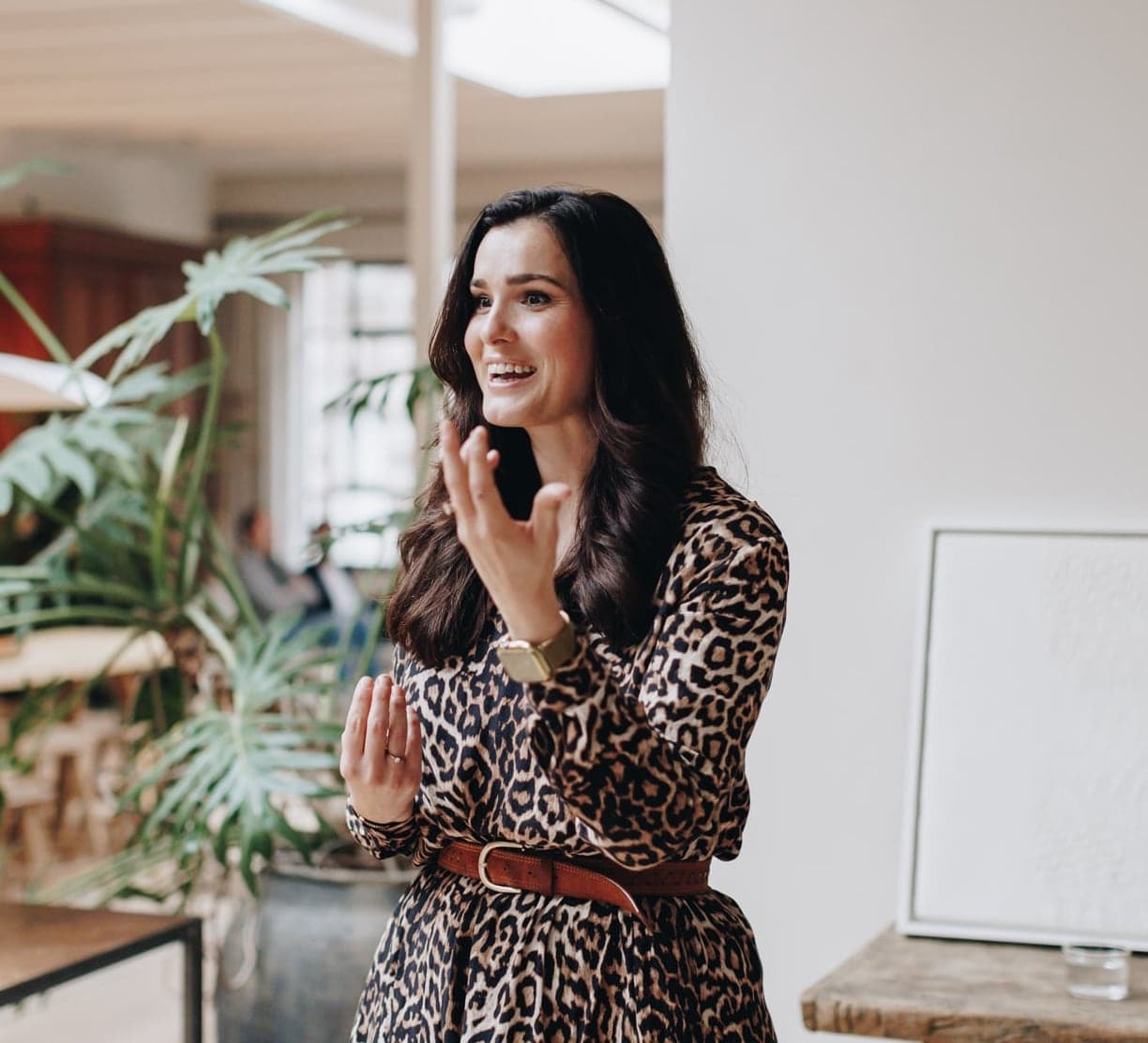 Nathalie vertelt enthousiast tijdens een training van Pitch Academy