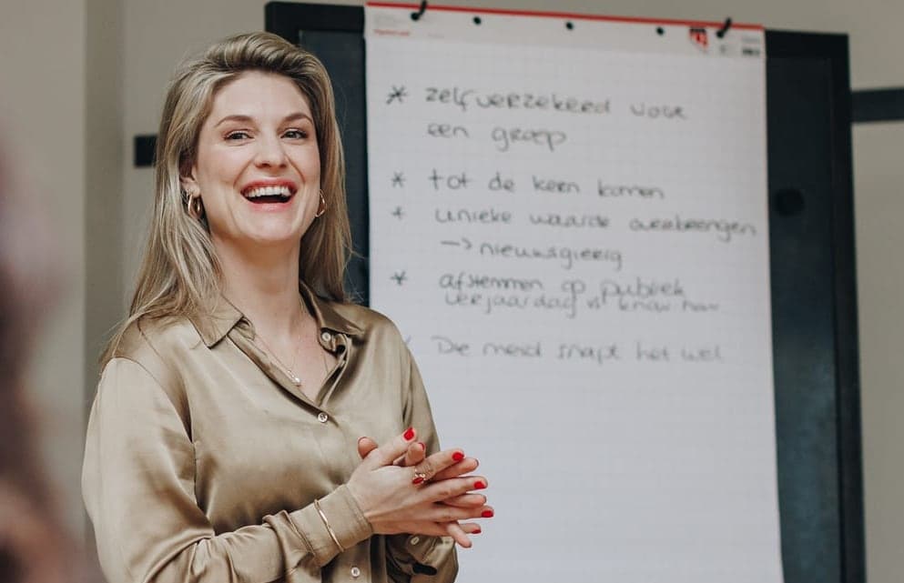 Trainer neemt de groep mee tijdens een workshop pitchen