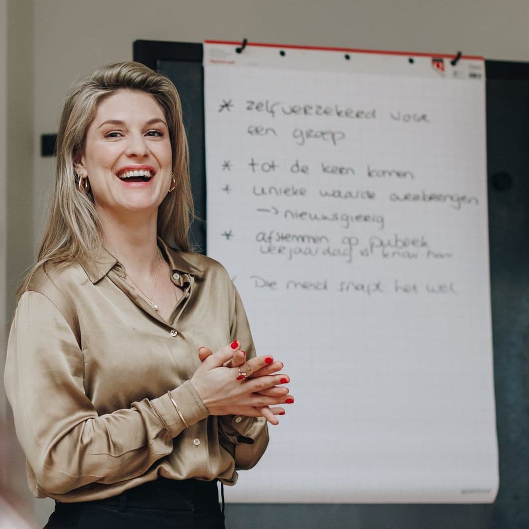 Trainer geeft feedback tijdens een pitchtraining van Pitch Academy