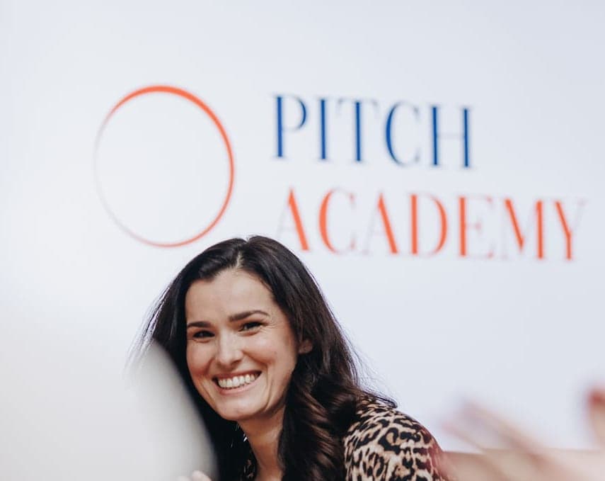 Deelnemers volgen samen een workshop pitchen bij Pitch Academy