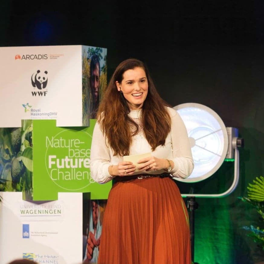Deelnemer maakt aantekeningen vlak voor een presentatie